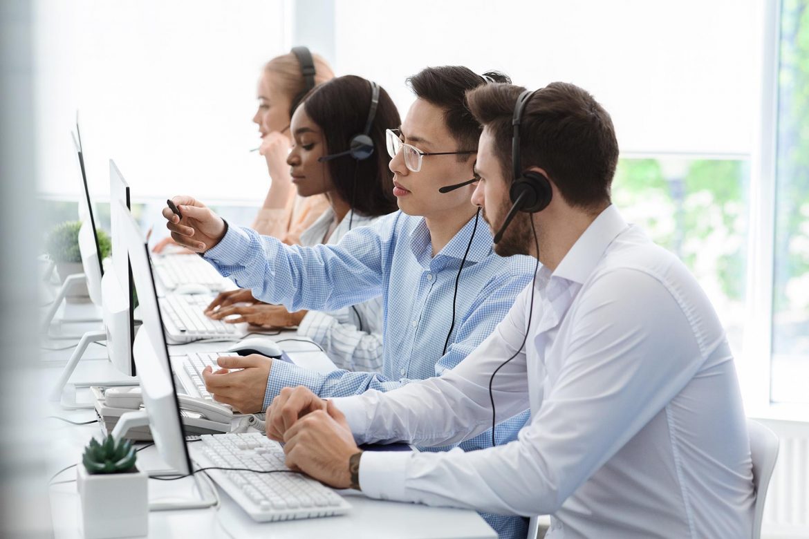 customer-support-service-hotline-operator-helping–C37XUBE